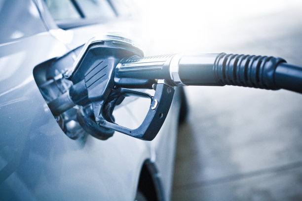 到加油站给汽车加油素材图片