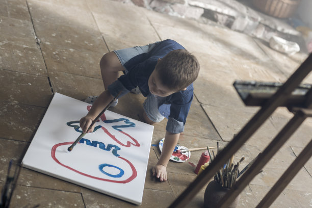 小男孩在画室里画双桨素材图片