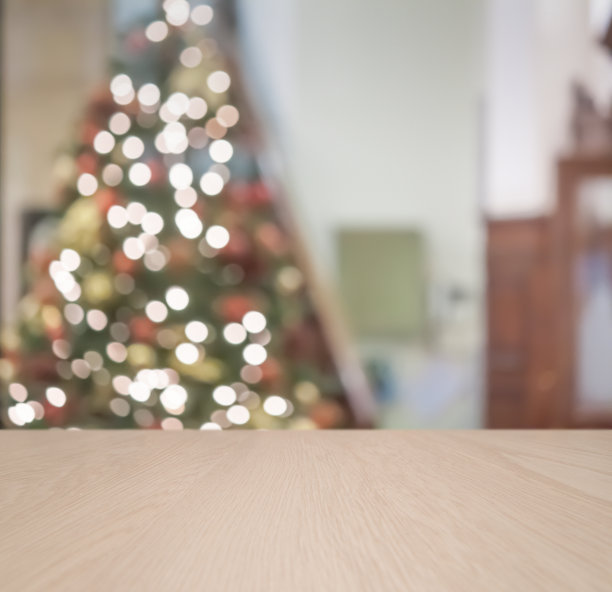 模糊的圣诞树前的空桌子图片下载