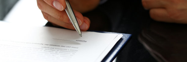 男手臂在西装和领带填充形式夹到垫图片下载