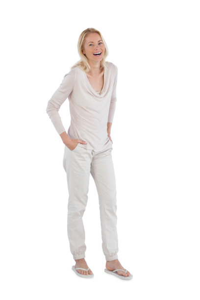 双手插在口袋里笑着的女人图片下载