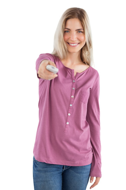 微笑的女人拿着遥控器图片下载