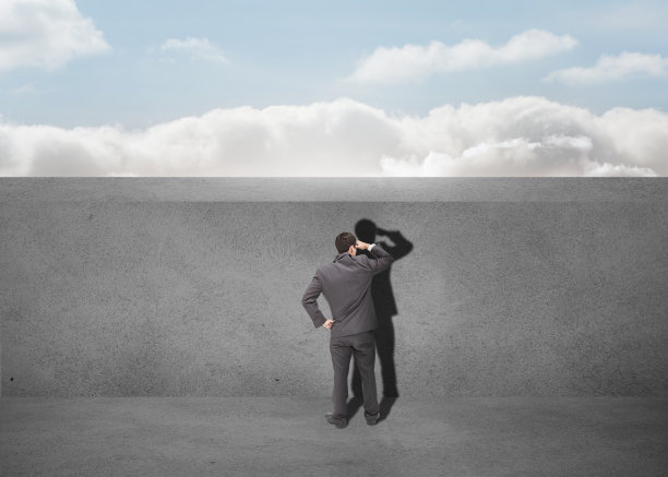 商人注视着一堵灰色的墙图片下载