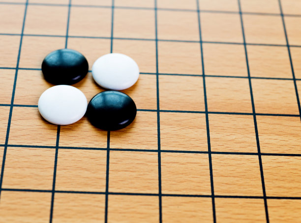 围棋棋盘上的四枚棋子素材图片