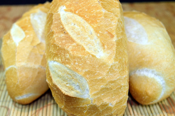 特写卷面包孤立在黑色背景图片下载