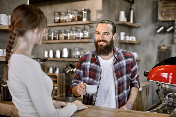 在咖啡店为顾客服务的职员图片下载