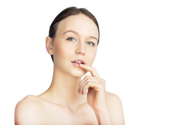 迷人的女人与新鲜的皮肤看着相机图片下载