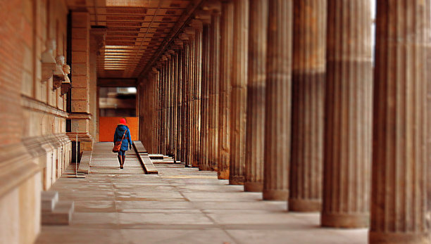 人女孩女人城市景观建筑步道人行道柱子透视城市图片下载