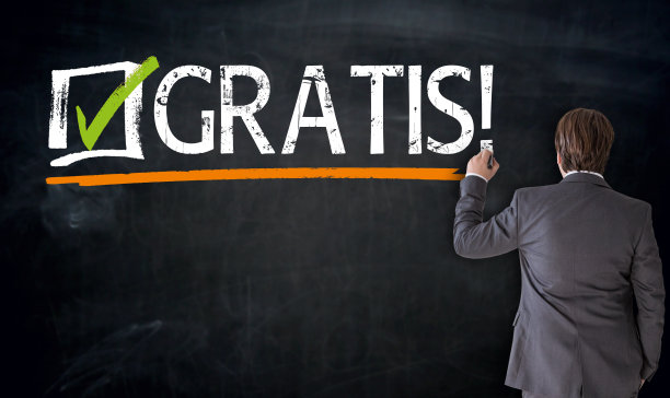 商人在黑板上写下了“免费”(德语)的概念图片下载