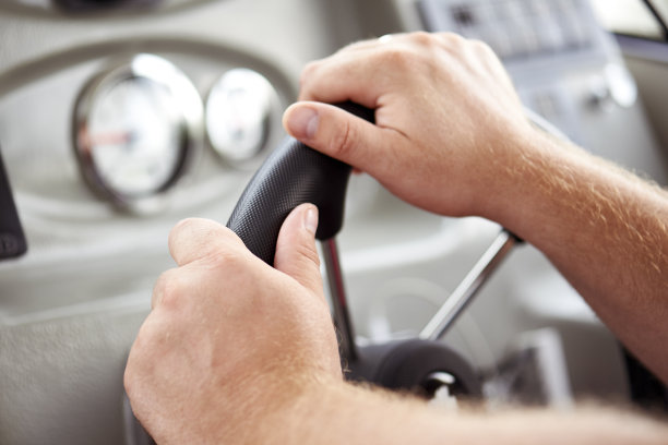 一个男人的手在一艘船的舵手在仪表板船的背景上图片下载