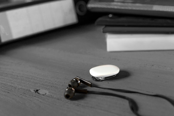 木桌上放着播放器和耳机。黑白照片图片下载