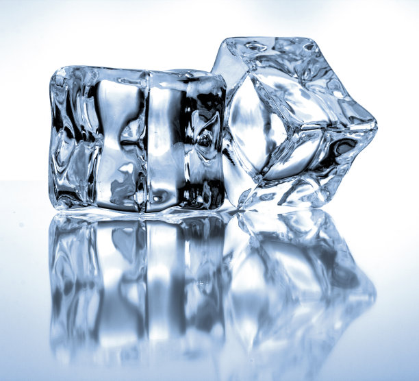 蓝色背景上的冰块图片下载