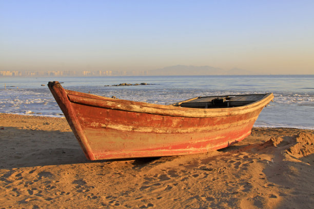 冬天海边的渔船，特写照片图片下载