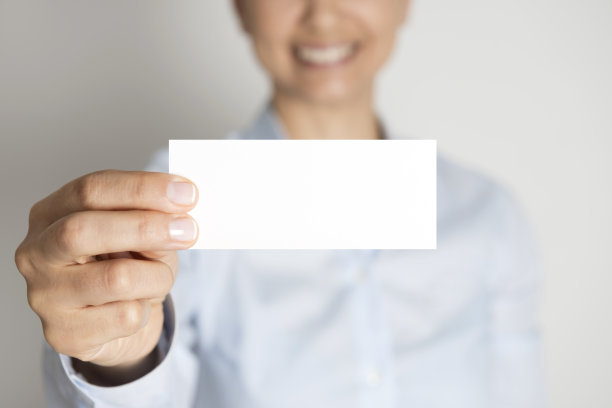 女人拿着名片图片下载