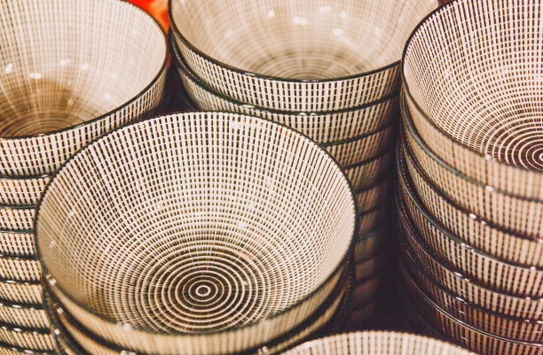 时尚陶瓷碗白色与黑色图案图片下载