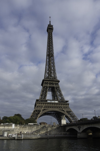 塞纳河上的埃菲尔铁塔图片下载