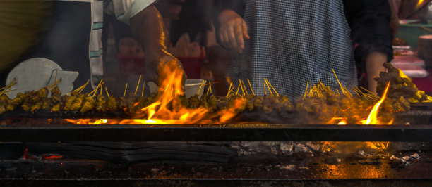 马来西亚槟城夜市上，模糊的烤肉、鸡肉和羊肉沙茶的画面。图片下载