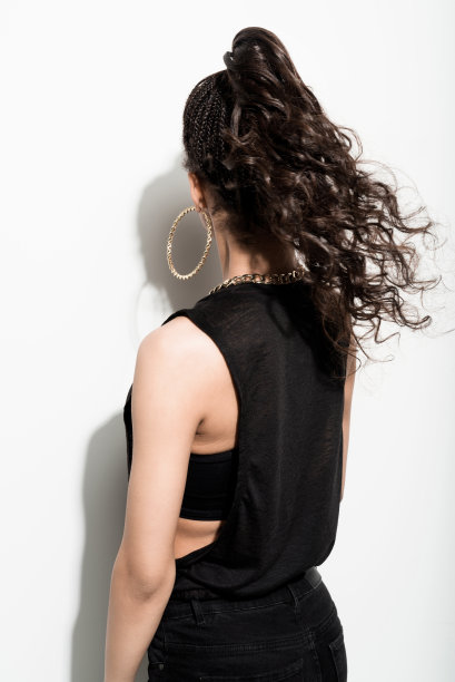 美国黑人年轻女子的背影素材图片