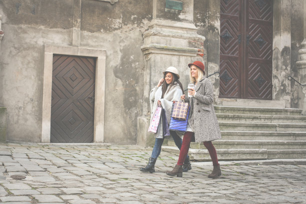 两个最好的朋友在街上散步。年轻女性最好的朋友在街上购物。图片下载