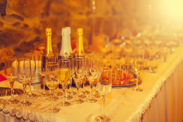 餐厅里的婚宴餐桌装饰和菜肴。的语气图片下载