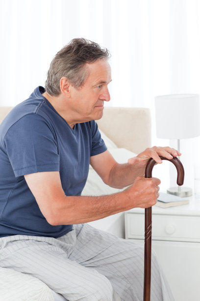 拄着拐杖的退休男子图片下载