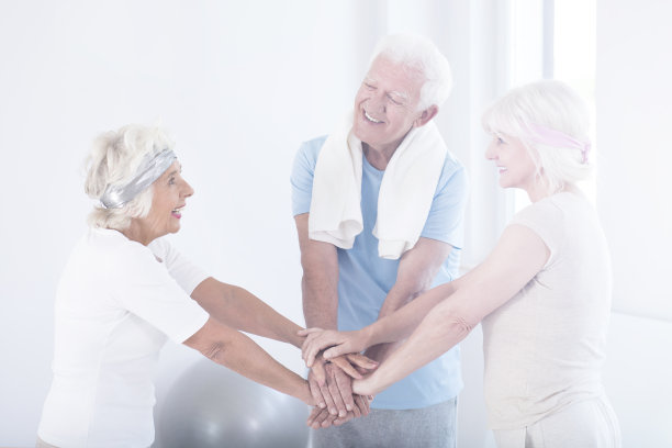 快乐活跃的老年朋友图片下载