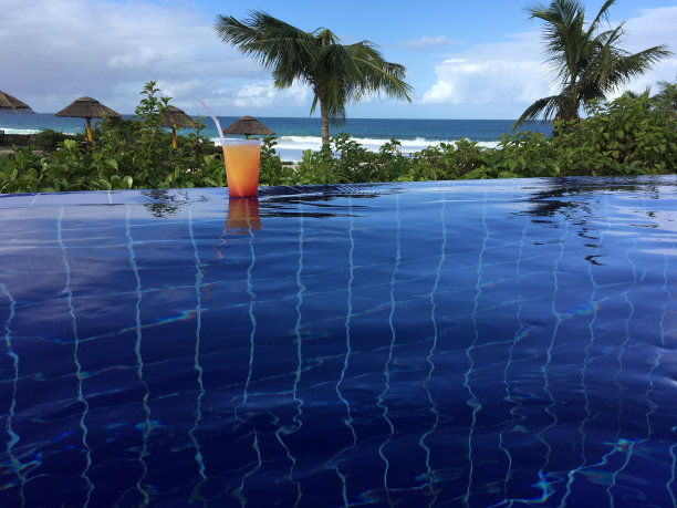 游泳池和海滩图片下载