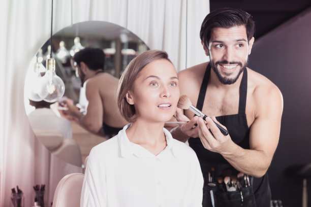 男化妆师给女人化妆图片下载