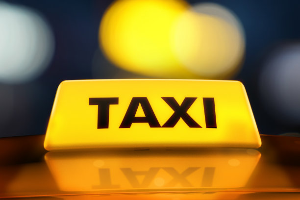 3d渲染黄色出租车标志在车顶在城市街道晚上。以散景大城市为背景的霓虹出租车标识图片下载