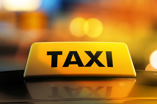 3d渲染黄色出租车标志在车顶在城市街道晚上。以散景大城市为背景的霓虹出租车标识图片下载