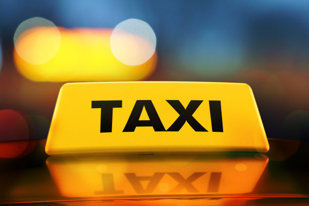 3d渲染黄色出租车标志在车顶在城市街道晚上。以散景大城市为背景的霓虹出租车标识图片下载