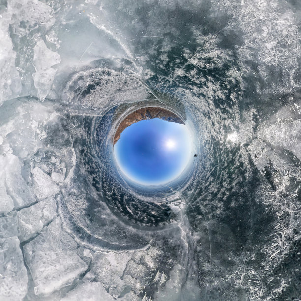 从奥尔孔湖的贝加尔湖冰面上裂开。球面360全景小行星图片下载