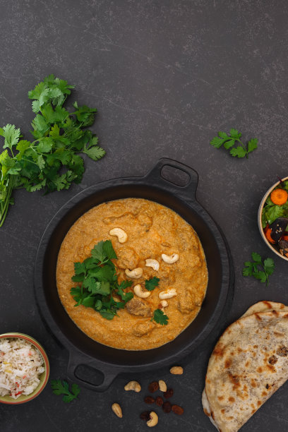 羊羔肉配腰果，白什瓦里烤饼和印度配菜图片下载