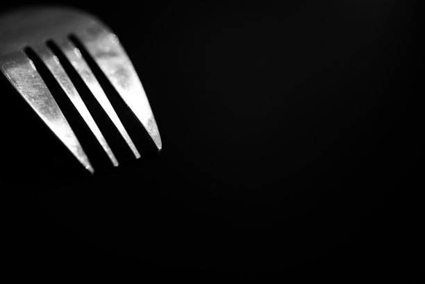 叉银孤立黑色背景概念，选择性聚焦和单色概念。图片下载