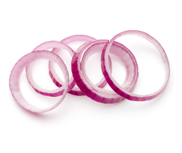 切片红洋葱圈孤立在白色背景切口图片下载