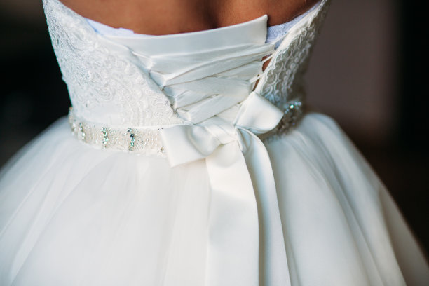 一个穿着婚纱的新娘的肖像。新娘在旅馆里穿礼服。图片下载