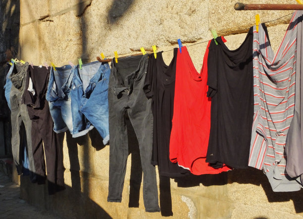 洗好的衣服挂出去晾干图片下载