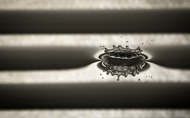 灰色背景上的水花飞溅图片下载