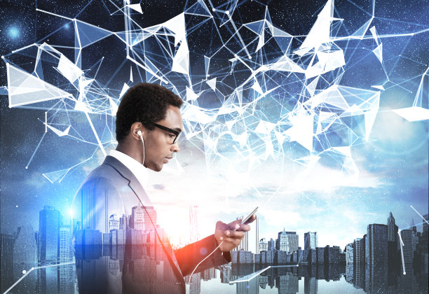 有电话的非洲人，夜城，多边形图片下载