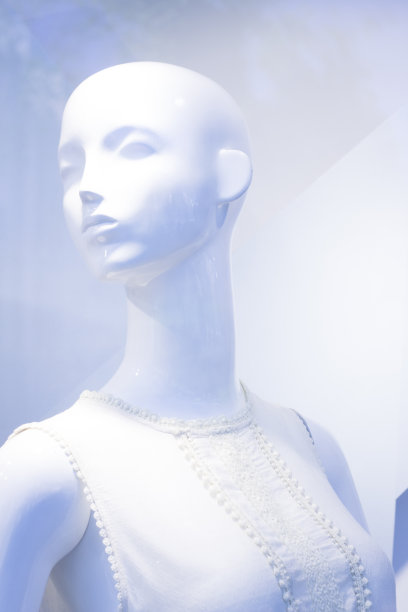 商店橱窗时装零售商店女模特秃头假人。图片下载