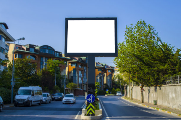 蓝天下空白的白色广告牌图片下载