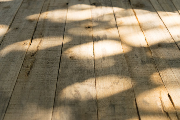 餐桌的背景木材纹理和阳光图片下载