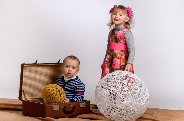 快乐的孩子玩玩具飞机图片下载