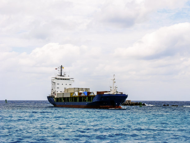 货船在多云的天空下美丽的一天图片下载