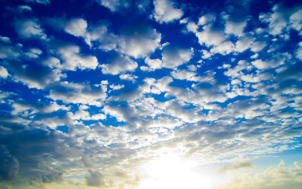 有云有日的天空图片下载