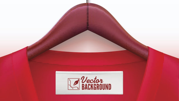 脖子上有红色t恤和标签的木制衣架。销售或新产品广告的水平模板。衣服上的白色标签图片下载
