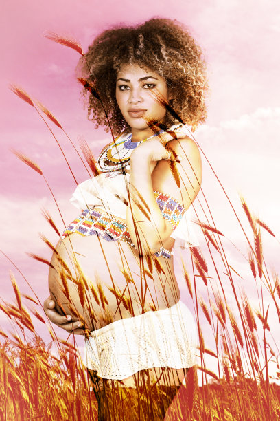 漂亮孕妇和麦田的双重曝光图片下载