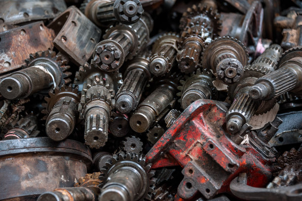 金属废品堆放场。发动机部件。使用金属齿轮。发动机部件使用。图片下载