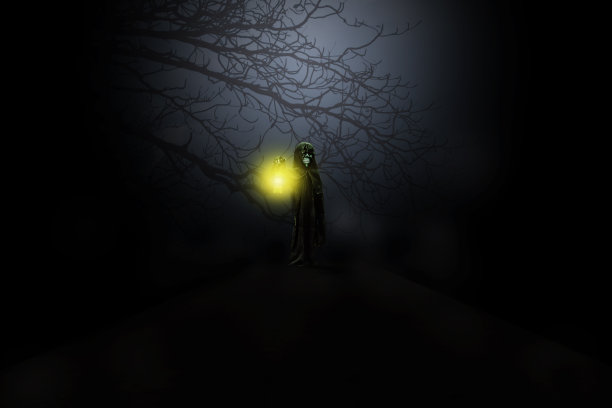 骷髅鬼在长袍上站立，在黑暗的角落里举着一盏灯，万圣节主题图片下载