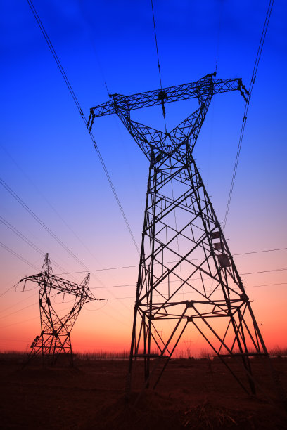 夜间输电塔的剪影图片下载
